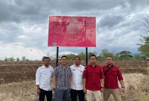 Pemasangan plang sita di salah satu aset tanah Tersangka ISL oleh Tim Penyidik Kejaksaan Agung. (foto: Exclusive)