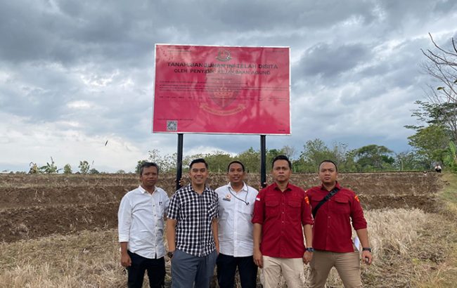 Pemasangan plang sita di salah satu aset tanah Tersangka ISL oleh Tim Penyidik Kejaksaan Agung. (foto: Exclusive)