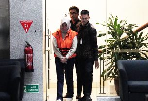 Tersangka DDW mengenakan rompi warna orange dan tangan terborgol saat ditahan KPK. (foto: Exclusive) selama 20 hari ke depan. (foto: