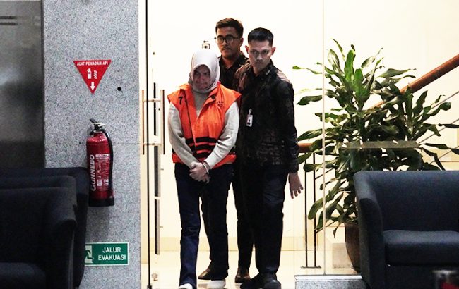 Tersangka DDW mengenakan rompi warna orange dan tangan terborgol saat ditahan KPK. (foto: Exclusive) selama 20 hari ke depan. (foto: