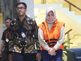 Tersangka DDW mengenakan rompi warna orange dan tangan terborgol saat ditahan KPK. (foto: Exclusive) selama 20 hari ke depan. (foto: