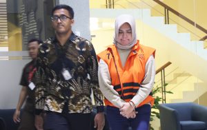 Tersangka DDW mengenakan rompi warna orange dan tangan terborgol saat ditahan KPK. (foto: Exclusive) selama 20 hari ke depan. (foto: