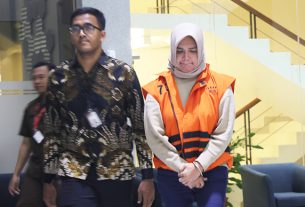 Tersangka DDW mengenakan rompi warna orange dan tangan terborgol saat ditahan KPK. (foto: Exclusive) selama 20 hari ke depan. (foto: