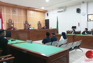 Ketiga terdakwa pada sidang pembacaan putusan di Pengadilan Tipikor Pengadilan Negeri Samarinda beberapa waktu lalu. (foto: LVL)