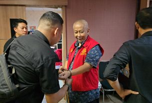 Tersangka PB selaku Dirjen Perkeretaapian dipindahkan Tim Penyidik Pidsus Kejati Sumsel ke Rutan Klas I Palembang. (foto: Exclusive)
