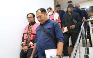 Tersangka AHK dan ZZ menuruni tangga di Kejati Kaltim setelah ditetapkan sebagai tersangka yang dilanjutkan dengan penahanan. (foto: Exclusive)