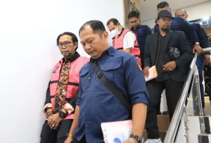 Tersangka AHK dan ZZ menuruni tangga di Kejati Kaltim setelah ditetapkan sebagai tersangka yang dilanjutkan dengan penahanan. (foto: Exclusive)
