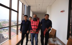 Mengenakan Rompi tahanan dan tanga terborgol, Tersangka A dibawa ke Rutan Sempaja. (foto: Exclusive)