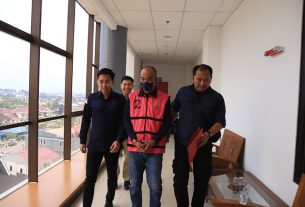 Mengenakan Rompi tahanan dan tanga terborgol, Tersangka A dibawa ke Rutan Sempaja. (foto: Exclusive)