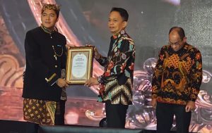 Penyerahan piagam penghargaan dari HUMAS INDONESIA Indonesia Group kepada Kejaksaan Agung yang terpilih sebagai “Institusi Terpopuler di Media Sosial 2025” dalam acara AHI. (foto: Exclusive)