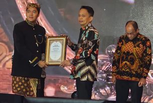 Penyerahan piagam penghargaan dari HUMAS INDONESIA Indonesia Group kepada Kejaksaan Agung yang terpilih sebagai “Institusi Terpopuler di Media Sosial 2025” dalam acara AHI. (foto: Exclusive)