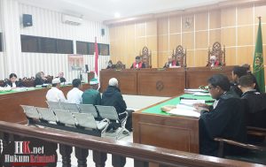 Empat terdakwa terlihat tenang mendegarkan keterangan ahli selama persidangan. Beberapa keterangan ahli dibantah kemudian saat mendapat kesempatan menanggapi. (foto: Lukman)
