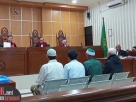 Keempat terdakwa didampingi Penasihat Hukum dalam setiap sidang. (foto: Lukman)