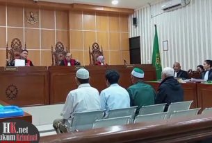 Keempat terdakwa didampingi Penasihat Hukum dalam setiap sidang. (foto: Lukman)