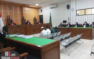 4 terdakwa terlihat tenang mendengarkan tuntutan JPU. (foto: Lukman)