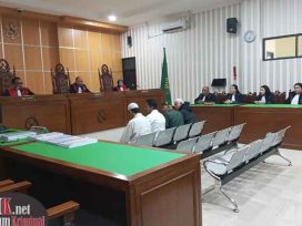 JPU bacakan tuntutan kepada para terdakwa. (foto: Lukman)