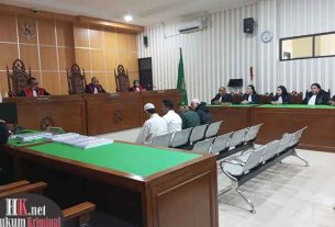 JPU bacakan tuntutan kepada para terdakwa. (foto: Lukman)