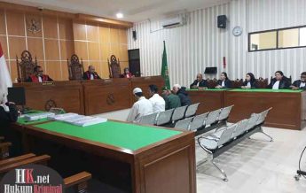 JPU bacakan tuntutan kepada para terdakwa. (foto: Lukman)