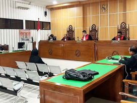 Terdakwa Suryaningsih terlihat tenang mendengarkan putusan Majelis Hakim. (foto:Exclusive)