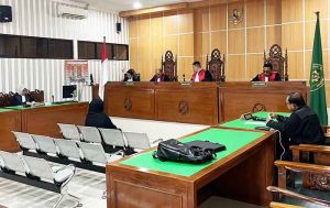 Terdakwa Suryaningsih terlihat tenang mendengarkan putusan Majelis Hakim. (foto:Exclusive)