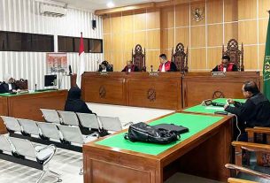 Terdakwa Suryaningsih terlihat tenang mendengarkan putusan Majelis Hakim. (foto:Exclusive)