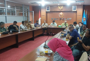 Ketua Umum PWI Pusat Akhmad Munir, didampingi Sekretaris Jenderal Zulmansyah Sekedang selaku Ketua Panitia HPN 2026, serta Bendahara Umum Marthen Selamet Susanto. (foto: Exclusive)