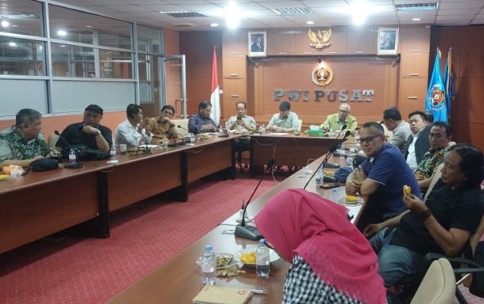 Ketua Umum PWI Pusat Akhmad Munir, didampingi Sekretaris Jenderal Zulmansyah Sekedang selaku Ketua Panitia HPN 2026, serta Bendahara Umum Marthen Selamet Susanto. (foto: Exclusive)