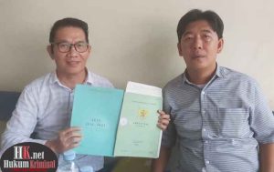 Kuasa Hukum Pelawan Abraham Ingan, SH dan Hendra L Don, SH menunjukkan SHM dan Akta Jual Beli kliennya. (foto: LVL)