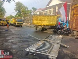 Pintu pagar PN Samarinda didobrak pengunjuk rasa. (foto: ib)