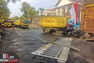 Pintu pagar PN Samarinda didobrak pengunjuk rasa. (foto: ib)