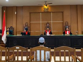 Terdakwa Basri terlihat tenang mendengarkan pembacaan putusan Majelis Hakim. (foto: HK)
