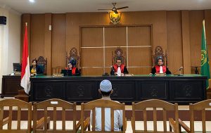 Terdakwa Basri terlihat tenang mendengarkan pembacaan putusan Majelis Hakim. (foto: HK)