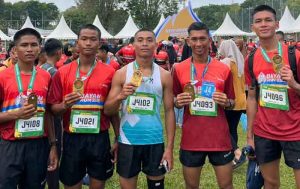 Prajurit Brigif TP 85/BTC berhasil meraih medali pada ajang Bayan Run 2025. (foto: Exclusive)