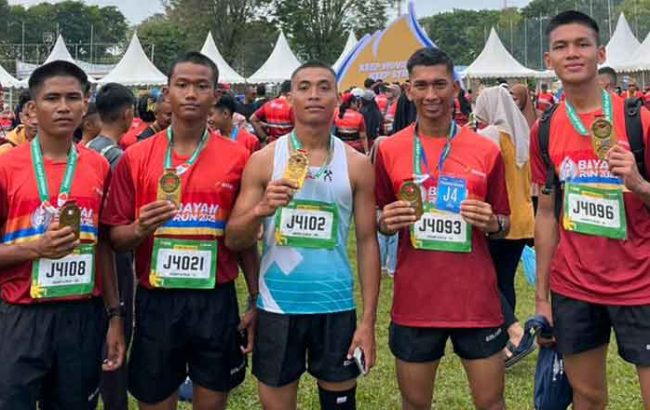 Prajurit Brigif TP 85/BTC berhasil meraih medali pada ajang Bayan Run 2025. (foto: Exclusive)