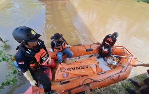 Tim SAR Gabungan mengevakuasi mayat salah satu korban. (foto: Tim SAR)