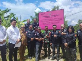 Eksekutor Kejaksaan Negeri Bulungan melaksanakan sita eksekusi tanah/bangunan milik Terpidana Aria Mapas Negara. (foto: Exclusive)
