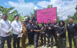 Eksekutor Kejaksaan Negeri Bulungan melaksanakan sita eksekusi tanah/bangunan milik Terpidana Aria Mapas Negara. (foto: Exclusive)