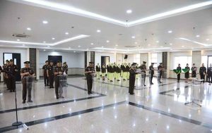 Kepala Kejati Kaltim Assoc. Prof. Supardi, SH MH, memimpin upacara pelantikan, pengambilan sumpah, dan serah terima jabatan sejumlah pejabat Eselon II dan Eselon III di lingkungan Kejati Kaltim. (foto: Exclusive)