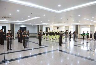 Kepala Kejati Kaltim Assoc. Prof. Supardi, SH MH, memimpin upacara pelantikan, pengambilan sumpah, dan serah terima jabatan sejumlah pejabat Eselon II dan Eselon III di lingkungan Kejati Kaltim. (foto: Exclusive)