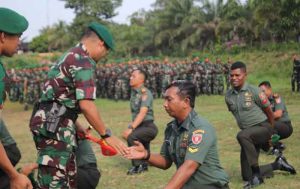 Pelaksanaan kenaikan pangkat prajurit di Markas Brigif TP 85/BTC. (foto: Exclusive) 