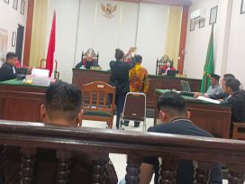Saksi ahli disumpah sebelum memberikan keterangan dalam sidang Terdakwa Paiman. (foto: ib)