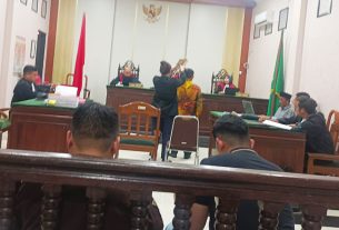Saksi ahli disumpah sebelum memberikan keterangan dalam sidang Terdakwa Paiman. (foto: ib)