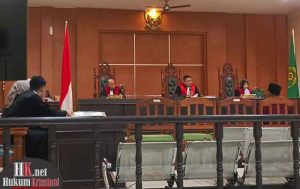 Terdakwa Paiman mendengarkan pembacaan putusan Majelis Hakim. (foto: ib)