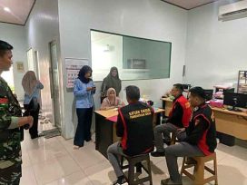 Tim Penyidik Kejati Sumsel menggeladah distributor semen PT. KMM. (foto: Exclusive)