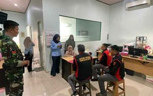 Tim Penyidik Kejati Sumsel menggeladah distributor semen PT. KMM. (foto: Exclusive)