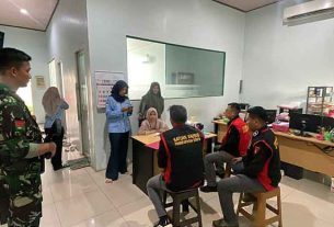 Tim Penyidik Kejati Sumsel menggeladah distributor semen PT. KMM. (foto: Exclusive)