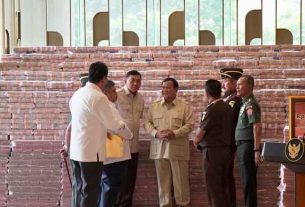 Presiden RI Prabowo Subianto menyaksikan penyerahan Uang Pengganti Kerugian Negara Rp13 Trilyun. (foto: Exclusive)
