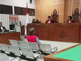 Terdakwa Syabrani mendengarkan dakwaan JPU. (foto: Exclusive)