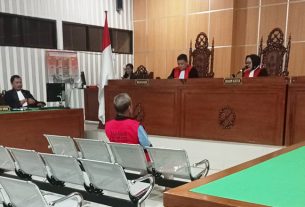 Terdakwa Syabrani mendengarkan dakwaan JPU. (foto: Exclusive)