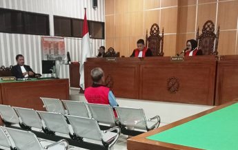 Terdakwa Syabrani mendengarkan dakwaan JPU. (foto: Exclusive)